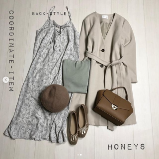 線描きの花柄が大人かわいいキャミワンピを大人ガーリースタイルに インナーのニットは襟ぐりがスカラップデザインなのもポイント