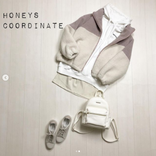 いちごミルクカラーのもこもこブルゾンで韓国っぽカジュアルコーデ。 スポーティな印象のコーデは全体的に白を使ってガーリーなムードを高める！