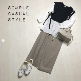 さらっと一枚での着られてコーデが可愛くまとまる 重ね着風トップス。さらに着やすいモノトーンコーデなら、気分が上がるおしゃれなおうち時間スタイルが完成。