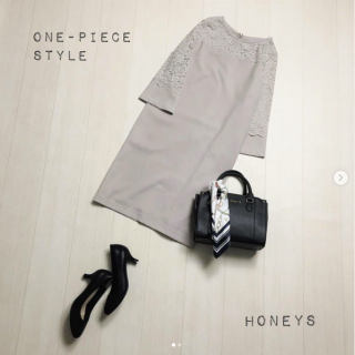 シンプルなIラインのワンピースはレースの切り替えデザインでハレの日にもおすすめな1枚 クロ・ネイビー・グレーのベーシックなカラーバリエーションなのでどの色を選んでも重宝すること間違いなし！ 小物を黒でまとめたモノトーンスタイルも柄のスカーフをアクセントにすることでグッと華やかな印象に