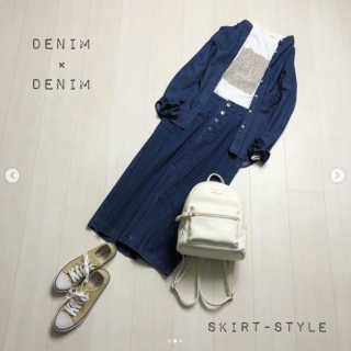 フロントに入ったプリントがポイントのロンTをパンツとスカートで着回し きれいめパンツと合わせる時はデニムシャツを巻いてカジュアルダウンさせるのがポイント デニムナロースカート×デニムシャツでおしゃれ上級者見えなコーデにするのもおすすめ