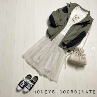 スポーティなイメージの配色ブルゾンをふんわりスカートでテイストミックスコーデ。 カーキ×アイボリーは相性がいいからミックスコーデもしっくりハマる。 今日の投稿はトレンドのプリーツ巾着バッグを全色紹介！