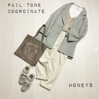 ミントをポイントにした淡い色使いのカジュアルコーデ。 ゆるっと楽にはけるテーパードパンツは低身長さんにもおすすめなシルエット。