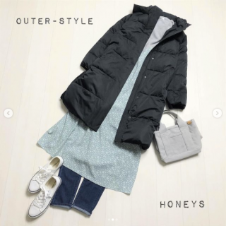 ロングのファイバーダウンコートはお尻まですっぽり隠れるうれしい着丈 キャミワンピとデニムのレイヤードスタイルでコートインのコーデを今年らしいスタイリングに キャミワンピは暖かくなったら1枚でも着られて着回し力抜群！