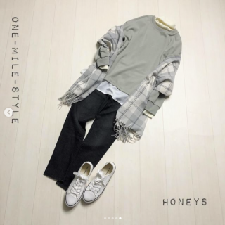 人気の重ね着風トップスを使ったおうち時間にぴったりなスタイリング 1枚でデザイン性があるので突然の訪問者もOK インナーにニットタートルを重ねたらちょっとそこまでのワンマイルコーデにも