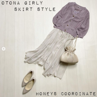 シアー感とアシンメトリーなデザインが可愛いスカートを春らしいカラーで合わせたガーリースタイル。 ぷっくり袖が可愛いカーディガンは前を閉じてプルオーバー風に着るのもオススメ。