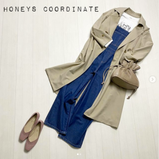 今年は大人カジュアルにもオーバーオールがおすすめ。とろみ感のある素材のトレンチコートをさらりと合わせれば周りと差がつく春コーデが完成！