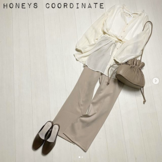 ラテカラーを使った大人カジュアルなコーデ。 透け感とフリルがフェミニンなブラウスをフレアパンツで。 ブラウスのペプラムシルエットとフレアパンツでスタイルアップが狙えるコーデ。