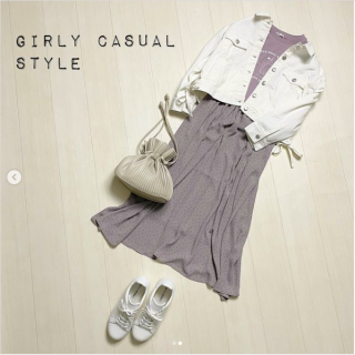 白とパステルで作るふんわりカラーコーデがおすすめ！ 中をワンピース調にワントーンで合わせると、カジュアルスタイルもおしゃれ感が増す。