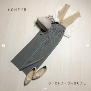 人気のニットビスチェ付きのロンTはプリーツパンツを合わせて今年らしいスタイリングに インナーのロンTをコンパクトサイズのトップスにチェンジして大人カジュアルに着こなすのも◎