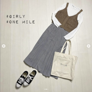 ロングスカートはカジュアルにもガーリーにも着回し自在な便利アイテム。 ゆるっとコーデなら体型カバーにもなっておうち時間にもぴったり。