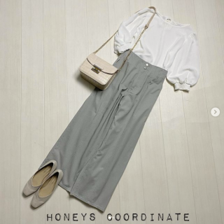 きちんと見えも叶うブラウスが1枚あれば、ボトムスはいつも通りでリモート映えスタイルの完成！ さわやかな白いブラウスはぷっくりした袖がポイント！