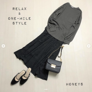 ロンTとウエストギャザーのスカートでリラックススタイル おうち時間やワンマイルにはTシャツをインせず「ゆる×ゆる」なスタイリングに ちょっとしたお出かけの際はTシャツをインしてトレンチコートを合わせるだけできちんと見えコーデに