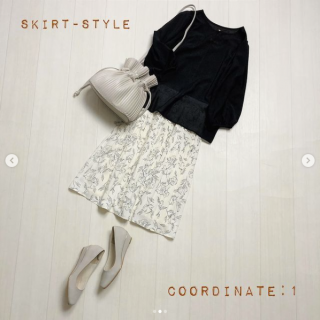 シアー素材のブラウスは同色のキャミソールがセットになっているのでインナーに悩まずそのまま着られるのがうれしい 花柄スカート合わせのキレイめスタイルにもチノパン合わせのハンサムスタイルにも◎