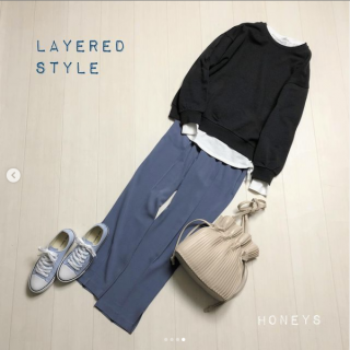 バックフォトプリントがポイントのロンTは長め丈なので重ね着のインナーとしても重宝するアイテム シンプルにプリントを活かしたパンツコーデもレイヤードスタイルもOK