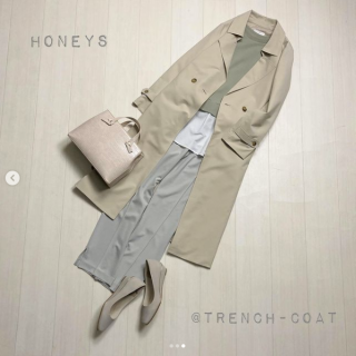 ブラウスとスウェットベストを重ね着したように見えるレイヤード風トップス 1枚でコーデが決まるのでワントーンでまとめたスタイリングもおすすめ スモーキーミントのワントーンコーデにはベージュのトレンチを合わせて春らしく