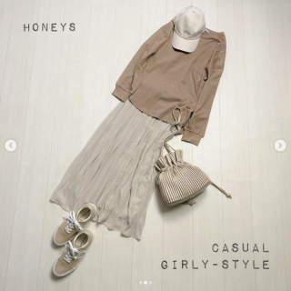 ベージュのワントーンでラテカラーコーデ♡ 胸ポケット付きのTシャツはシンプルなのにおしゃれ見え スカート合わせのガーリースタイルにはキャップを合わせてちょっとボーイッシュなスタイリングにするのも◎