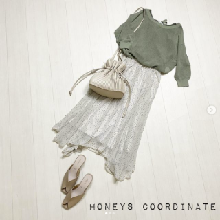 素肌がほんのり透けるニットと、動きに合わせてヒラヒラ揺れるシルエットがポイントのスカートで大人ガーリーコーデ。 背中のリボン使いもかわいい♡