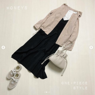 カジュアルな印象のフードブルゾンもシンプルデザインなものを選べばスカートやワンピースなどのガーリースタイルにも好相性♡ モノトーンでまとめたシンプルスタイルに春の差し色としても◎