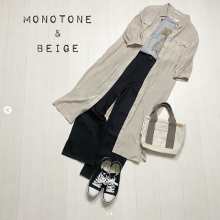 モノトーン×ベージュの定番コーデ。 パンツはデザイン物をセレクトしたりインナーに異素材使いが目を引くTシャツを合わせたり、要所要所アイテムをブラッシュアップしてコーデを一新。