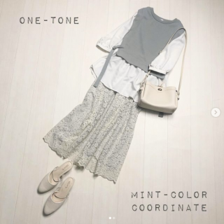 ブラウスとスウェットベストを重ね着しているように見えるトップスは1枚でコーデが決まる優れもの レースのスカートを合わせてカジュアルになりすぎない大人ガーリーなスタイリングに 春らしいミントのワントーンでまとめるのも◎