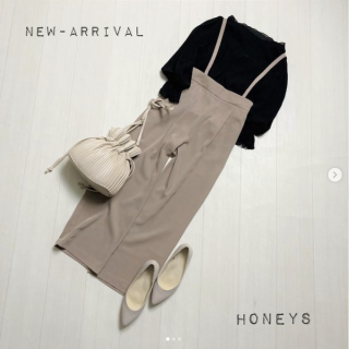 ボリューム袖のデザインがかわいいトップスはシアー素材でちょい透けアイテム サスペンダー付きのストレートパンツを合わせた大人カジュアルスタイルに ボトムはバックスタイルも可愛いのでサスペンダーを外した着こなしも◎