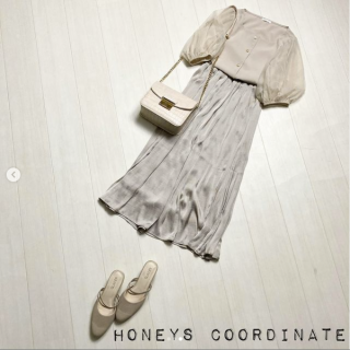 袖の異素材使いやいろいろなデザインのボタン使いがポイントのブラウスをワントーンでワンピース風にコーディネート。 サテン素材が大人っぽいロングスカートでリラクシィな春コーデの完成！