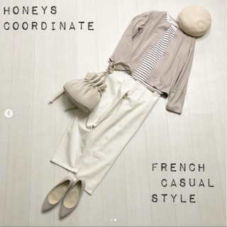 スナップボタンのクルーカーデにボーダートップスでフレンチカジュアルなスタイリング。 ベージュ系でまとめたコーデは優しい印象で着やすさ◎