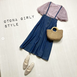 フェミニンな印象のブラウスをデニム素材で大人ガーリィなカジュアルスタイルにコーディネート。