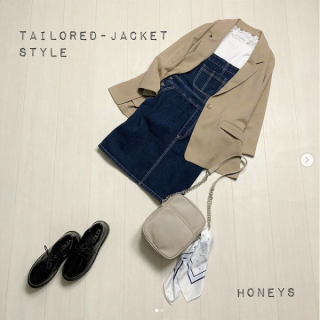 幼い印象になりがちなデニムミニのジャンスカはゆるサイズのテーラージャケットを合わせてハンサムスタイルに Bagに合わせたスカーフもコーディネートのポイントに