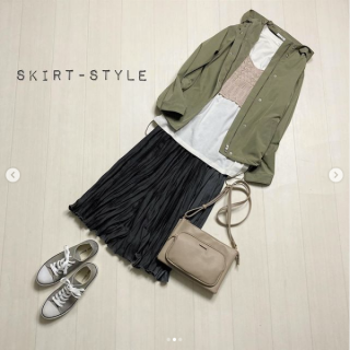 定番カラーのフードブルゾンを今年らしいスタイリングで大人可愛くコーディネート♡ パンツコーデはエクリュカラーのワントーンで大人っぽく スカートコーデはトップスのチュニック丈を活かしたゆる×ゆるスタイルに