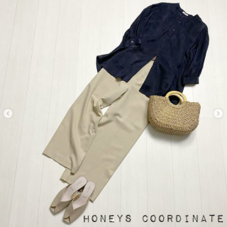 まもなく入荷の新作コーデ♡ 黒を使って大人コーデ。 一見シンプルなブラウスは振り返るとスリットとリボン使いが今年らしい目を引くデザイン。 オーバーサイズでもとろみのある素材でボリュームが出ず、大人っぽいこなれ感と体が華奢見えしてスタイルアップが叶います。