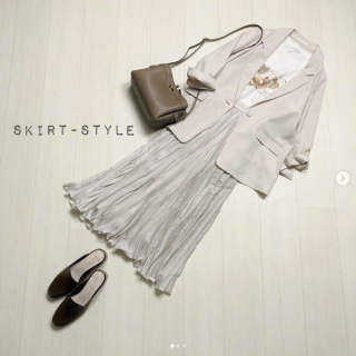 アイボリーカラーのジャケットで着回しコーデ スカートスタイルはエクリュカラーのワントーンでまとめた大人ガーリースタイルに パンツスタイルはコンパクトトップス×ストレートデニムでスタイルアップを狙って