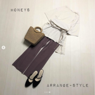 スリット入りのチュニックTシャツは後ろが長め丈になっているので体形カバーも出来るうれしい1枚 シンプルにデニムと合わせる時は小物使いで鮮度アップをするのがおすすめ プリーツパンツ合わせのリラックススタイルはそのままでもOKだけどコードベルトでウエストマークするだけできちんと感が出せるので◎