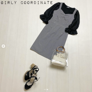 モノトーンコーデに華やかさを添えるギンガムチェック♡ 後ろがレースアップデザインのジャンスカで春ガーリーなスタイルはいかがでしょう。