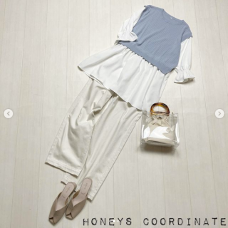 ニットベストとチュニックブラウスの重ね着風トップス。 異素材使いが高見え＆大人見え♡ ホワイトボトムスで旬コーデにチャレンジ！