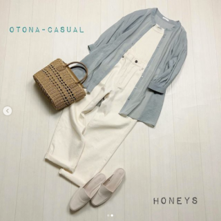 ホワイトコーデに春色ミントカラーのシャツを羽織った大人カジュアルスタイル シャツはシアー素材なので透け感も楽しめる爽やかなコーディネートに