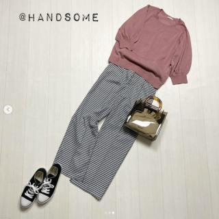 シンプルなトップスは可愛い色を選んでボトムスバリエーションで楽しみたい♡ ショートボトムスならグラデーションコーデにしておしゃれ感増し増しで！スラックス系のキレイめパンツはギンガムチェック合わせがキュート♡