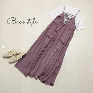 ピンクのワントーンでまとめた大人ガーリースタイル シアーシャツの透け感が今年らしい印象に キャミワンピースは後ろがレースアップデザインになっているのでシアーシャツを羽織らないスタイリングも◎