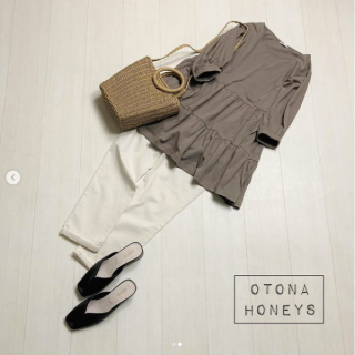 ブラウスでの人気だったティアードデザインのトップスがTシャツ素材で登場！ トップスがコーデの主役になるのでボトムはシンプルにスキニーパンツでOK カラーバリエーションはオフ・クロ・スモーキーブルー・オレンジピンク・モカの全5色展開