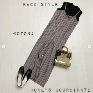 締めつけ感なく楽に着られるオールインワンが定番化！ プリーツ加工の生地がおしゃれ見えするオールインワンはちょっと外したカジュアルなアイテムと合わせても大人見え叶う。 黒いノースリニットでとことん大人っぽく合わせるのもかっこいい！