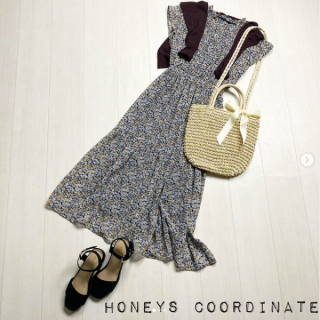 胸元のシャーリングとスカート部分のティアード切り替えがかわいいワンピース。 色柄が甘さ抑え目なのでガーリィなシルエットでも大人っぽい印象。