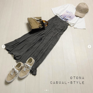 これからの季節に何枚あってもうれしいTシャツはプリントやカラーで自分らしさをアピール フロントは複数枚の写真を合わせたフォトプリントデザイン バックには大きく入ったロゴプリントのデザインで前から見ても後ろから見てもかわいさ◎