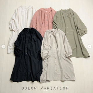 チュニック丈のブラウスはボリューム袖のデザインもポイント 落ち感のある素材なのでそのまま着ても可愛くキマる 前開きで羽織として着るのもおすすめ