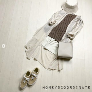 おうちで過ごす時間が長くなった今にぴったり！ リラクシーなイージーパンツが登場です。 おうちではトップスと簡単にコーデ。ちょっとそこまでにはさらりとシャツワンピースを羽織るのがオススメ。 ワントーンでスッキリまとめるとおしゃれ感がアップ！