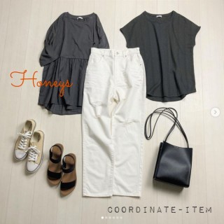 ホワイトデニムを主役にした気温別コーデのご紹介 少し肌寒い日は七分袖のトップス＆スニーカー合わせのスタイリングに 気温が高い日はフレンチスリーブのトップス＆サンダルで涼しさも兼ね備えたスタイリングがおすすめ