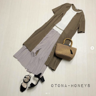 シャツワンピースを前開きで着用し羽織りとして合わせたスタイリング プリーツパンツ合わせで清涼感のあるコーディネートに 合わせのインナーは後ろが釦デザインになっているので夏に向けては羽織り無しのスタイルもおすすめ