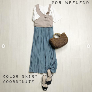 ふと通勤路の坂道を見ると、なんと白のトップスにブルーボトムスのコーディネートの女性が3人も！ そんな日常にインスパイアされたコーデです♡ 綺麗めブラウスにも、カジュアルなトップスにも馴染むとろみ感のあるブルーグリーンのスカート。涼しげなアイテムで夏も大活躍の予感。