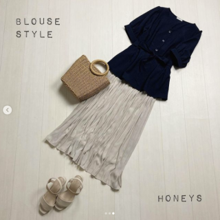 ペプラムデザインのブラウスはサッシュベルト付きなので体形カバーもできちゃううれしい1枚 スカートを合わせるなら落ち感のあるシルエットをえらぶのがおすすめ 夏小物で季節感もプラスして