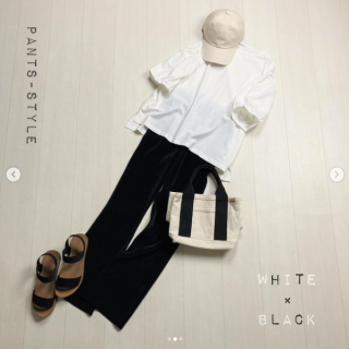 ボリューム袖デザインのシンプルTシャツ サイドのスリットデザインと前後差の裾もポイント 人気のモノトーンコーデをキャップやスニーカー合わせのスポーティカジュアルスタイルに